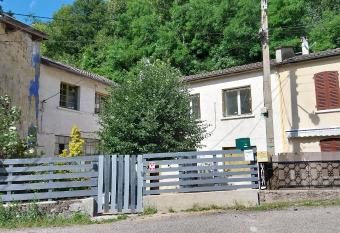 Studio avec jardin et barbecue, de 2    4 pers. allows 18 year olds to book a room