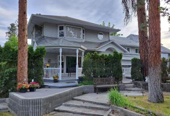 Cozy Knights Sheila has rooms with a private hot tub