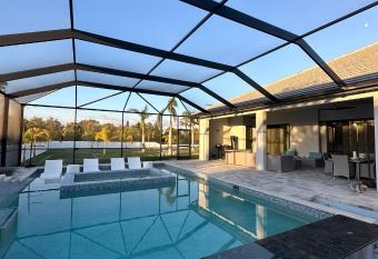 2 Private Rooms in Shared Home w/ Pool & Hot Tub/Jacuzzi allows 18 year olds to book a room