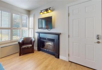 Blue Mountain at your Door Step has Balcony rooms