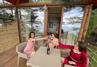 Dajti Paradise Villas has rooms with a private hot tub