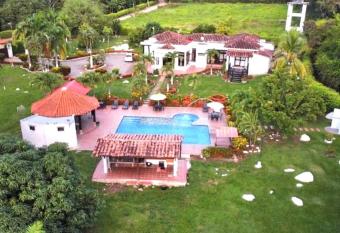 Finca La Mexicana has rooms with a private hot tub