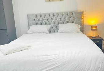 The Pleasant House has Balcony rooms