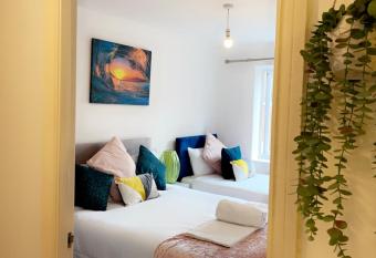 Mayfair - Duplex Relocations has Balcony rooms