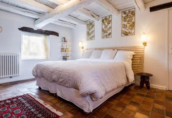 Guestroom Blain, 1 pi  ce, 2 personnes - FR-1-306-1248 has rooms with a private hot tub