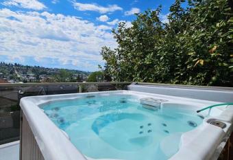 Spacious Home in Seattle has Balcony rooms