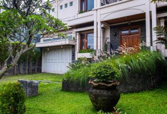 Andaru Sukahaji - Perfect for Family and Friends has rooms with a private hot tub