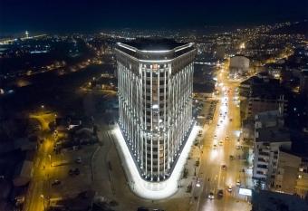 Royal Apartment in Flatiron Building allows 18 year olds to book a room