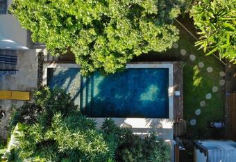 le raphael ( chambre piscine) has Balcony rooms