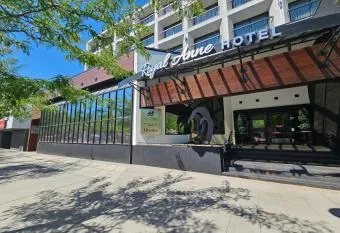 Cozy Knights Sheila allows 18 year olds to book a room