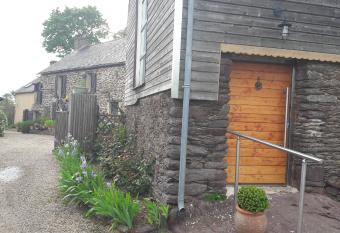 gite broc  liande est allows 18 year olds to book a room