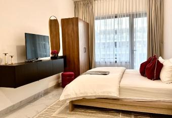 Cozy Studio In Masdar City has Balcony rooms