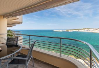 La Escala has Balcony rooms