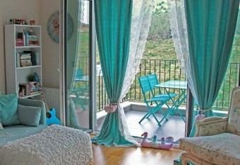 15 mins from the beach in South Goa has Balcony rooms