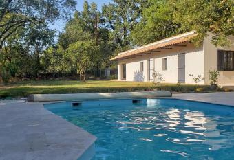 Maisonnette    la campagne. Id  al T  l  travail allows 18 year olds to book a room