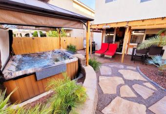 #13 Road Trip Haven w/Spa: near LV Strip/Red Rock! has rooms with a private hot tub