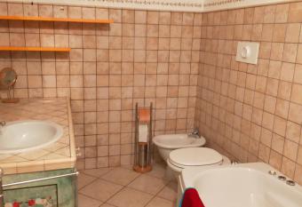 Residenza Giulia e Marco has rooms with a private hot tub