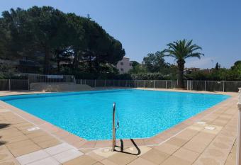 Cosy and bright studio with shared pool has Balcony rooms