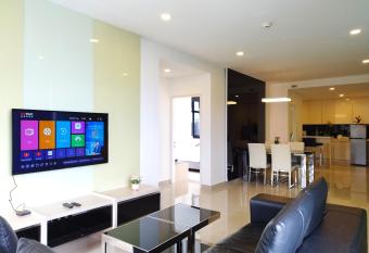 TopGenting ColdHolidayInn2R2B8Pax AT GrdIonDelmn allows 18 year olds to book a room