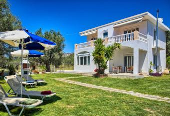 Agathi Sun Set has rooms with a private hot tub