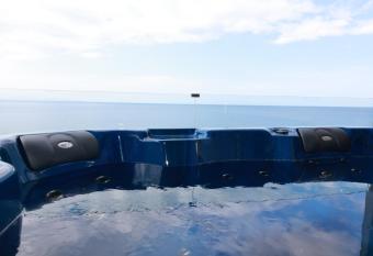 Olive Green Studios and Apartments has rooms with a private hot tub