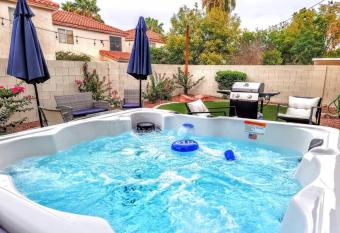 #18 Roadtrip Haven w/Spa: mins to LV Strip/215Hwy has rooms with a private hot tub