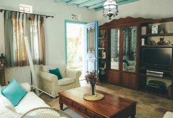 Apartment in the heart of Tinos & private Garden has Balcony rooms