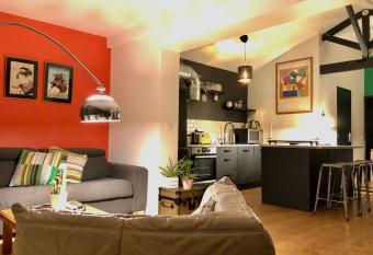 Maison Bordeaux avec petit jardin et terrasse has Balcony rooms