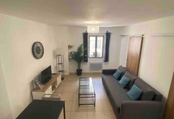 Agr  able T2 au centre de Lambesc has Balcony rooms