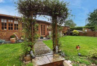 Clamatis cabin allows 18 year olds to book a room