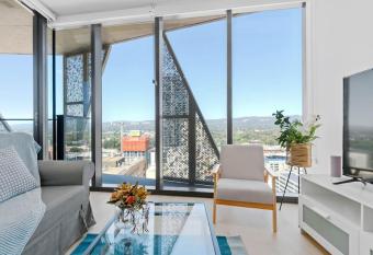 Luxury Apt CBD Exceptional City View Level 21 has rooms with a private hot tub