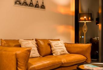 Pure Luxury Modern Apt Heart of CBD Car Park has Balcony rooms