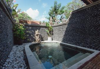 Kishi-Kishi ArtVilla has Balcony rooms