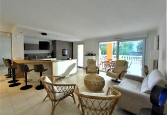 T3 spacieux dans une r  sidence de standing allows 18 year olds to book a room