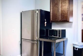 R & R BEAUTIFUL 2 BDRM, 2 BATH VACATION HOME allows 18 year olds to book a room