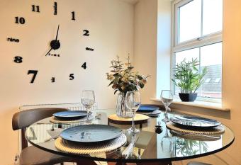 Large House with Free Parking and Long Stay Offers has Balcony rooms