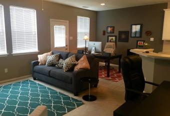2-Bed Rm Townhouse - Houston (Humble/IAH) allows 18 year olds to book a room