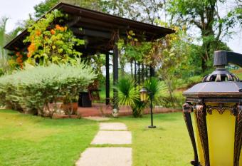 TREVOR LUXURY GOLF VILLA swimming pool garden allows 18 year olds to book a room