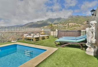 Casa Duque has Balcony rooms