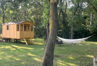 ROULOTTE NATIRAA allows 18 year olds to book a room