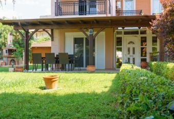 Mansion in Peraia by thesbnb allows 18 year olds to book a room