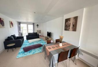 Cosy Family Home Nearby Beach has Balcony rooms