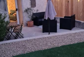 La calade has Balcony rooms