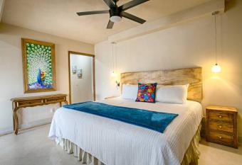 Condo Mariposa - Views of Romantic Zone, Dntwn, Pool, Hot tub & Gym has rooms with a private hot tub