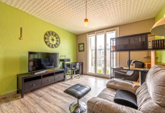 Lovely Apartment with Garage near the Sea allows 18 year olds to book a room