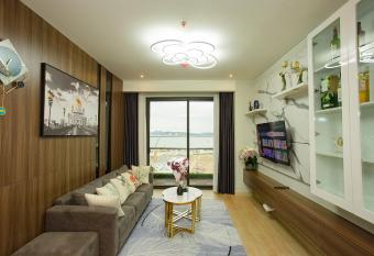 Citadines Marina Ha   Long View bi    n has rooms with a private hot tub