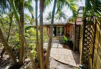 Delray Beach 2-Bed Family Home with Lush Private Yard allows 18 year olds to book a room