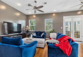 Private hot tub ! Relaxed stay within miles to downtown Houston! Individual home 3 BR has rooms with a private hot tub