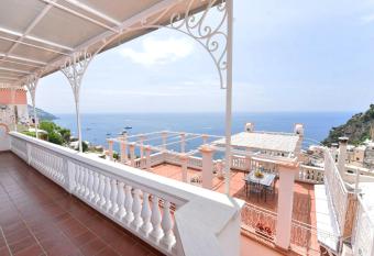 Villa Sunshine Positano Room allows 18 year olds to book a room