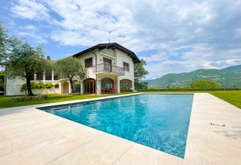 Villa Antonio has Balcony rooms